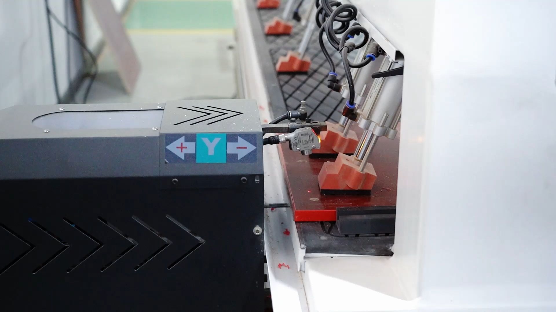 超星數(shù)控激光側(cè)孔機(jī)打孔演示