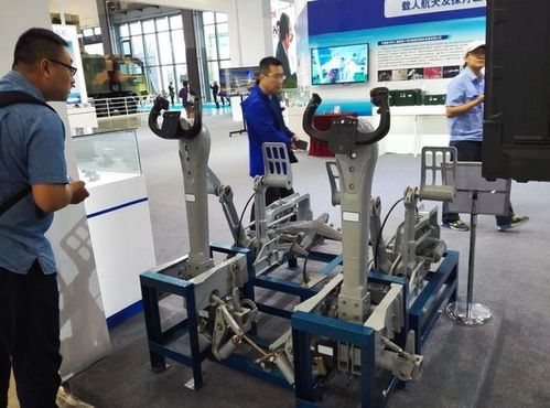 戰(zhàn)斗機(jī)的駕駛桿與客機(jī)轟炸機(jī)的操縱盤 不同飛行需求下的操控設(shè)計(jì)差異