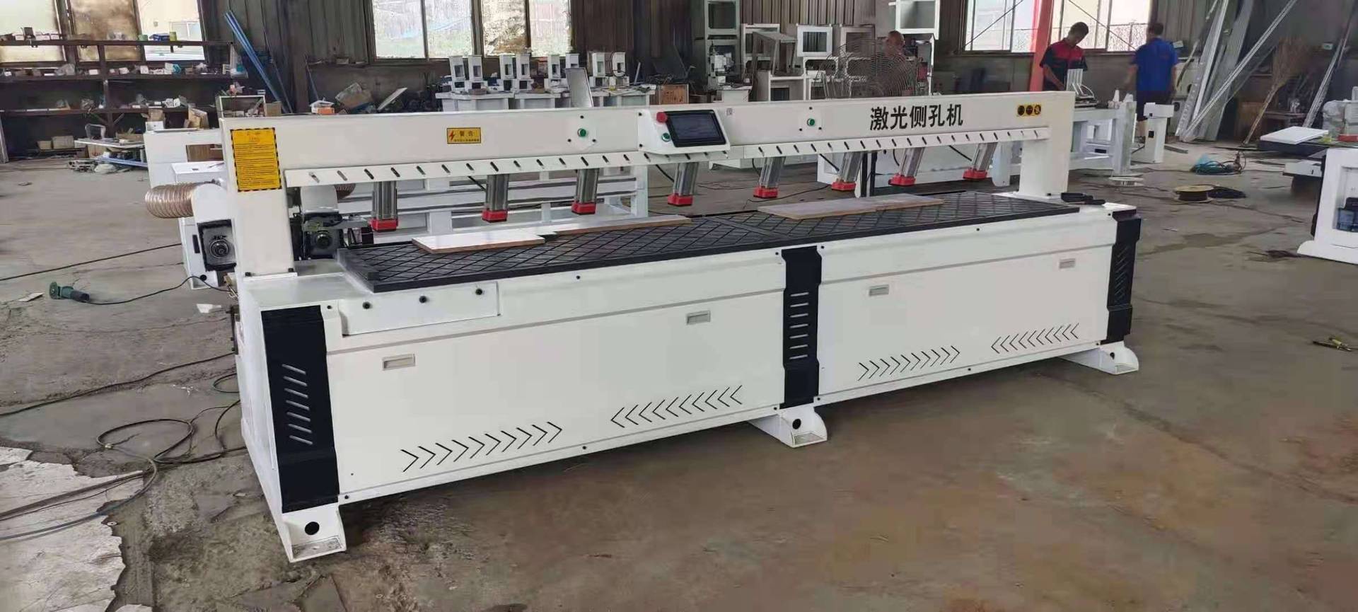 森森(山東)門業(yè) 激光側(cè)孔機(jī)技術(shù)助力木門產(chǎn)業(yè)升級(jí)與精準(zhǔn)加工